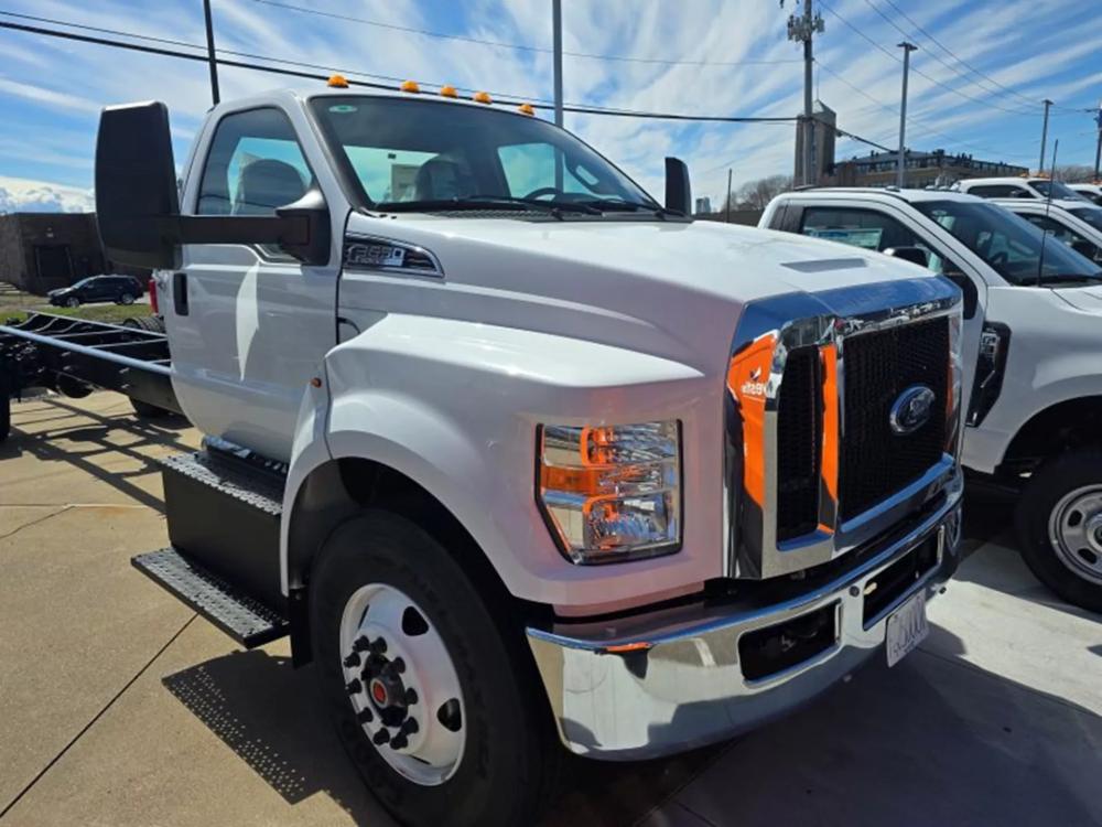 2025 Ford F-650 | Photo 1 of 6